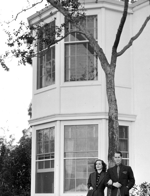 1936. Joan and Franchot at home.