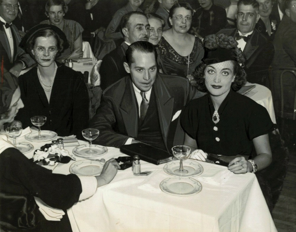 October 1935. Joan with new husband Franchot Tone in New York City.