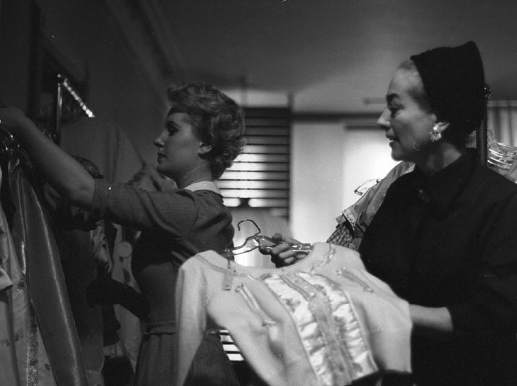 1956. Joan and Christina in NYC. Shot by Eve Arnold.