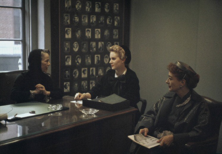 1956. Joan and Christina in NYC. Shot by Eve Arnold.