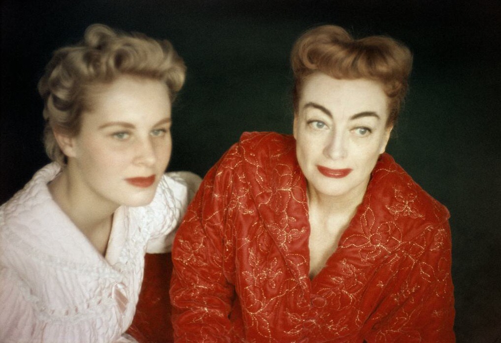 1956. Joan and Christina in NYC. Shot by Eve Arnold.