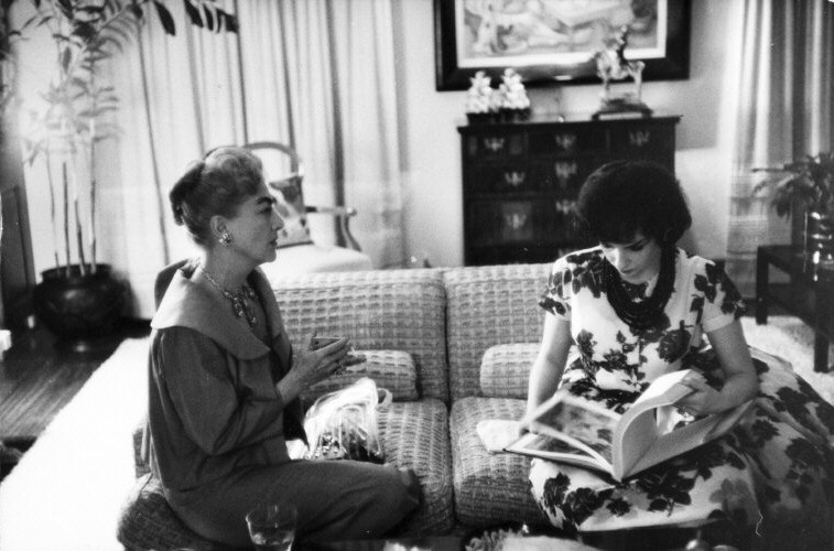 1959 at home with unknown guest. Shot by Eve Arnold.