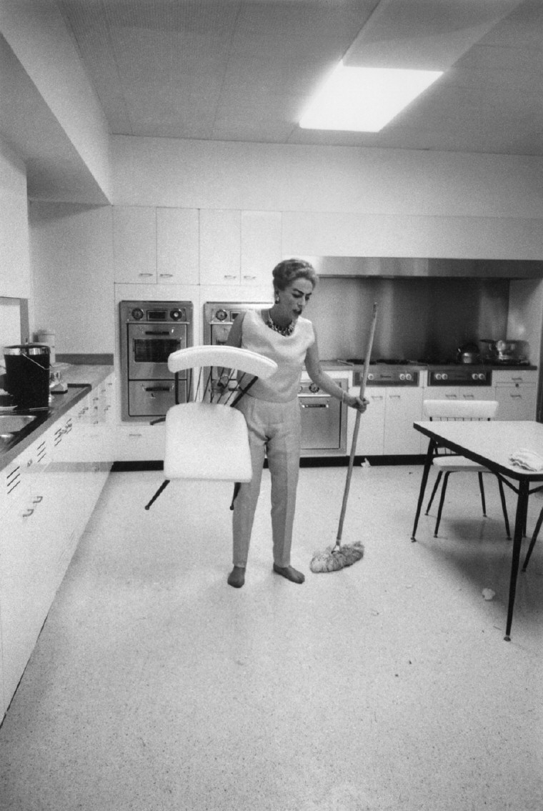 10/5/59. Cleanup after her party. Shot by Eve Arnold. (Thanks to Bryan Johnson.)