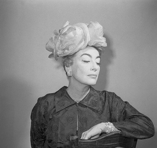 January 10, 1960. Joan receives a 'Golden Hat Award.'