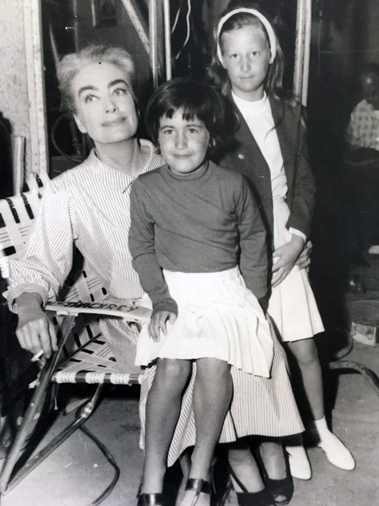 On the set of 'Strait-Jacket' with William Castle's daughters Terry and Georgie.