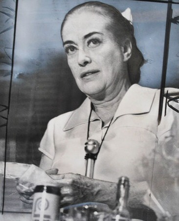 September 1970. Demonstrating her meatloaf recipe for a newspaper food editors convention.
