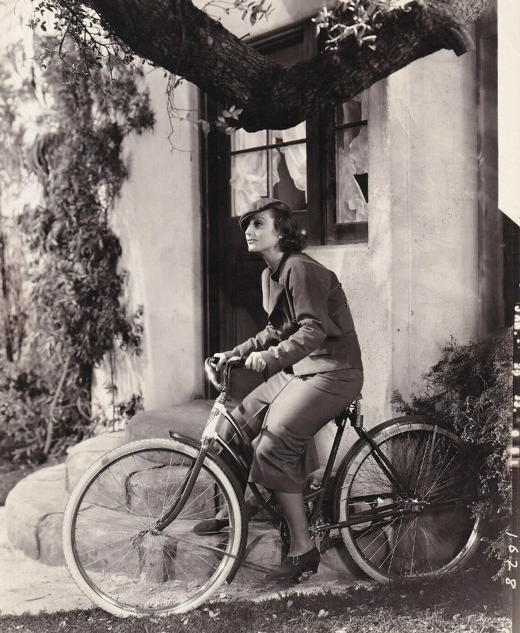 1933. Publicity on the set of 'Today We Live.'