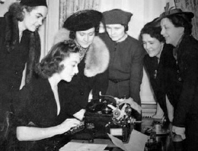 1938 at the Waldorf with NYC newspaperwomen.