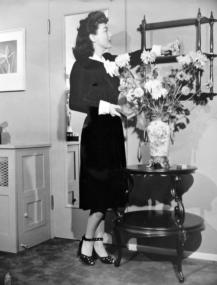 1944. Publicity at home shot by Bert Longworth.