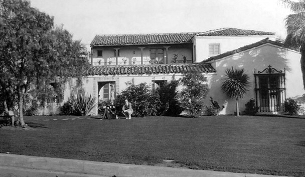 Joan and Doug Fairbanks, Jr. in front of her new Bristol home in 1928. (Thanks to Bart for the photo.)