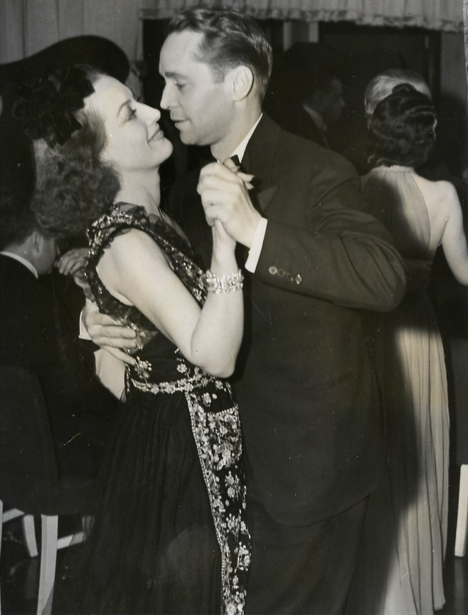 March '39. With Franchot Tone in NYC, celebrating the eve of their divorce. (Thanks to Susanne.)